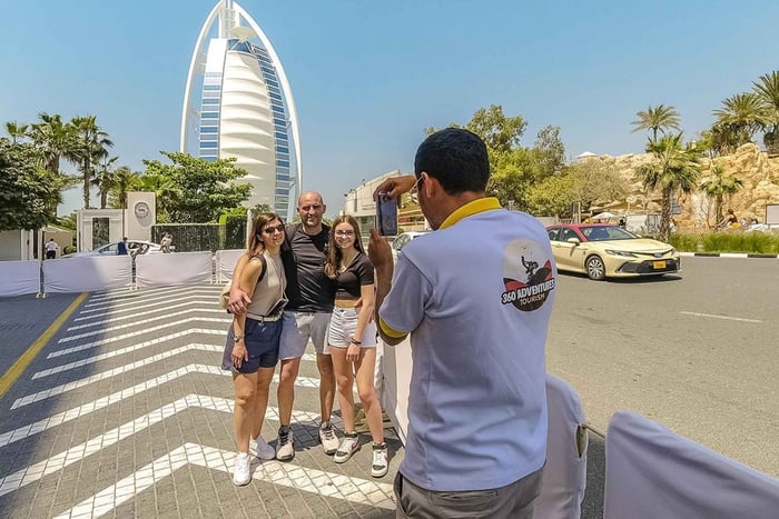 Dubai & Abu Dhabi: 2-Day Tour with Desert Safari