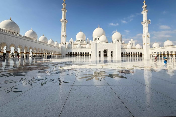 Fra Dubai: Heldagstur til Abu Dhabi med besøg i stormoskéen