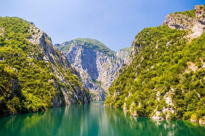 Fuga sulle Alpi albanesi: Theth, lago di Koman e Valbona (3 giorni)