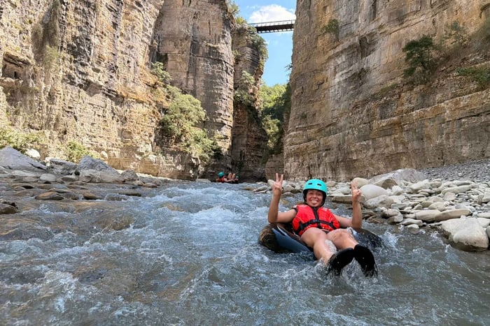 Çorovoda: Desfiladeiro de Osumi com Descida de Boia e Salto do Penhasco