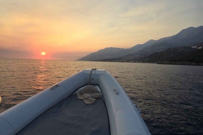 Dhërmi: tour privato al tramonto in mare con un capitano locale