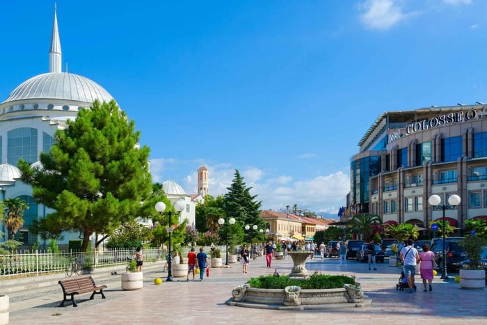 Guida e scopri: Città, castello e lago di Scutari