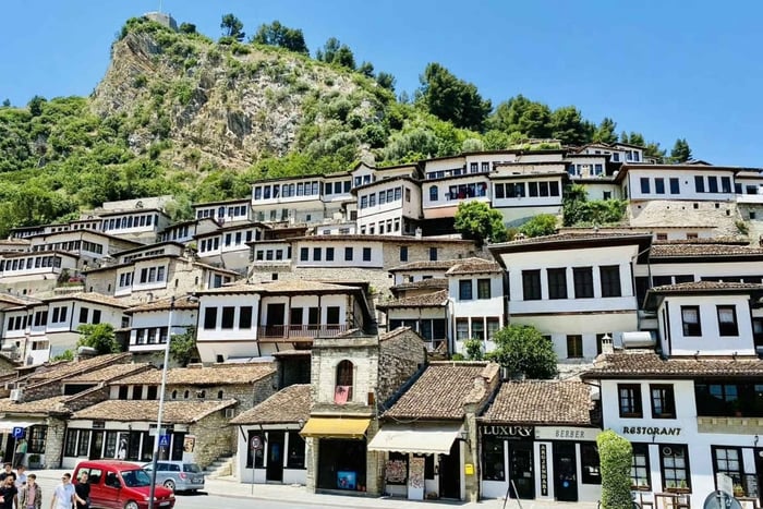 Durazzo/Golem: Berat, città UNESCO, tour del castello e degustazione di vini