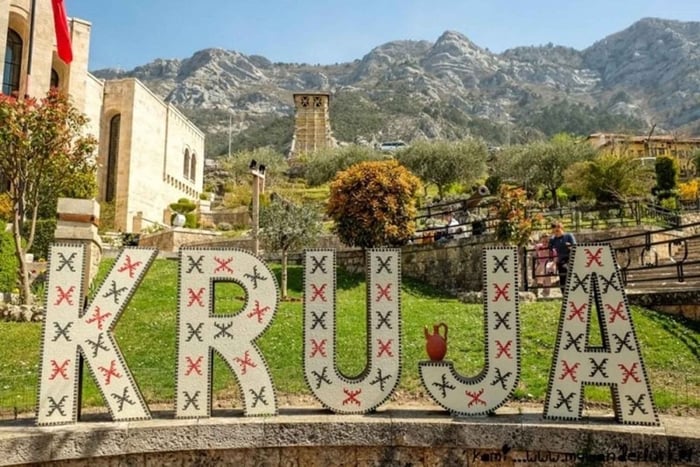 Durres/Golem: Kruja-kasteel en bazaar met traditionele lunch