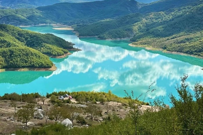 Durres/Golem/Qerret: Bovilla Lake Tour with Hike and Guide