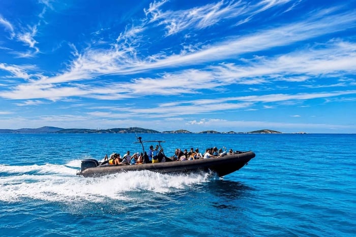 Durrës/Golem: tour en lancha motora a la isla de Sazan y Karaburun