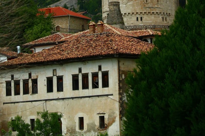 Durres/Golem till Krujas slott och basar + traditionell lunch