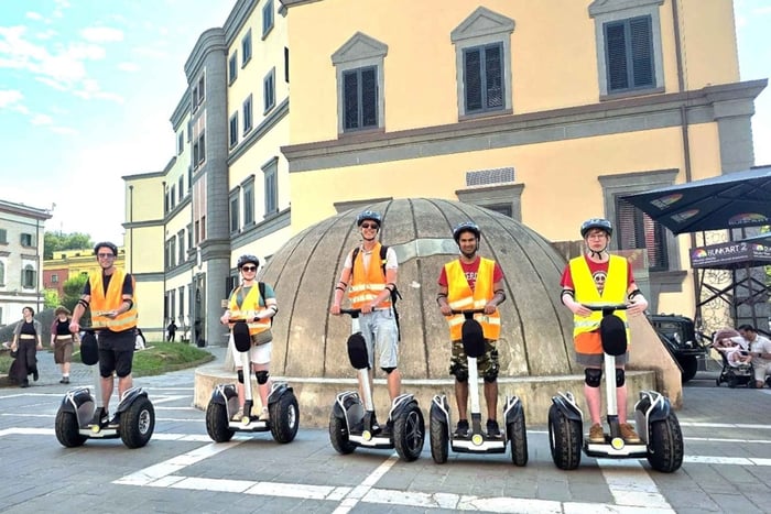 Tutustu Tiranaan Segwayllä: historiaa ja kulttuuria paikallisen oppaan kanssa