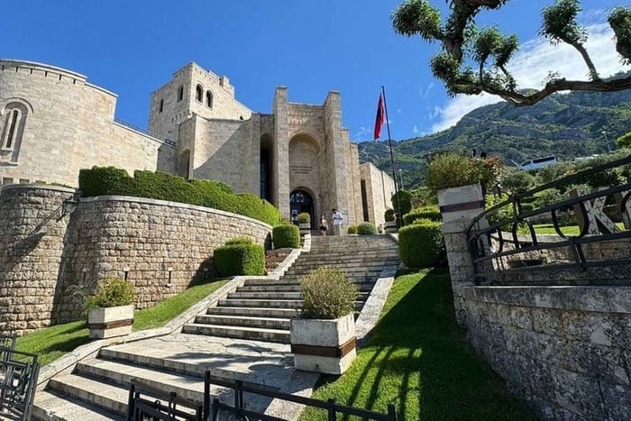Da Kukës: tour di 2 giorni sul lago di Fierza e in montagna con pasti