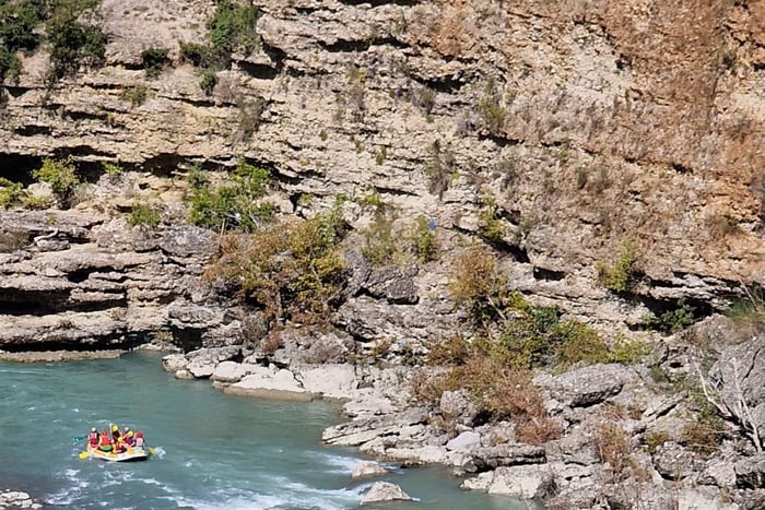 Desde Permet: Increíble experiencia de rafting en el río Vjosa