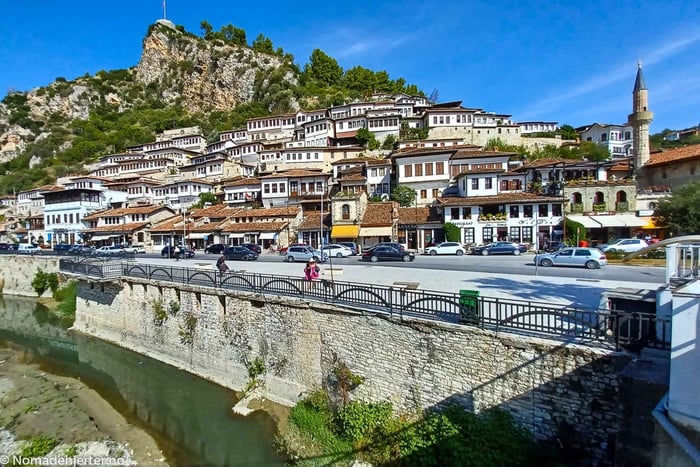 Da Tirana: tour privato di Berat, città UNESCO, e del lago di Belshi