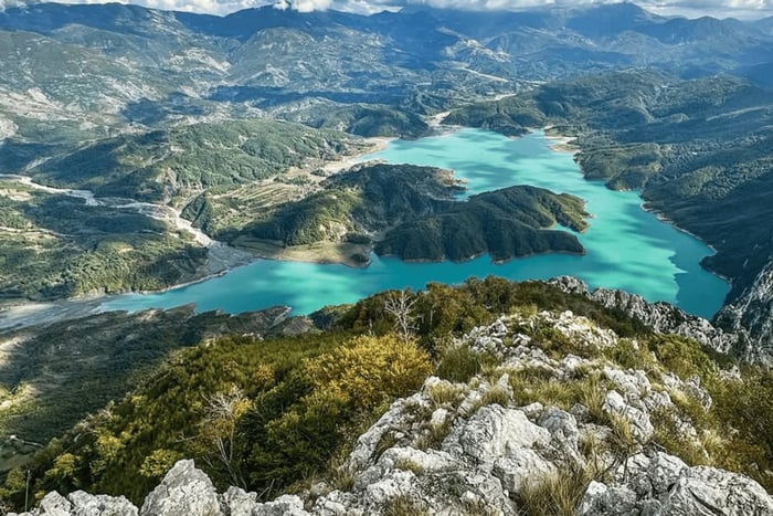 Desde Tirana: excursión de senderismo al lago Bovilla y la montaña Gamti
