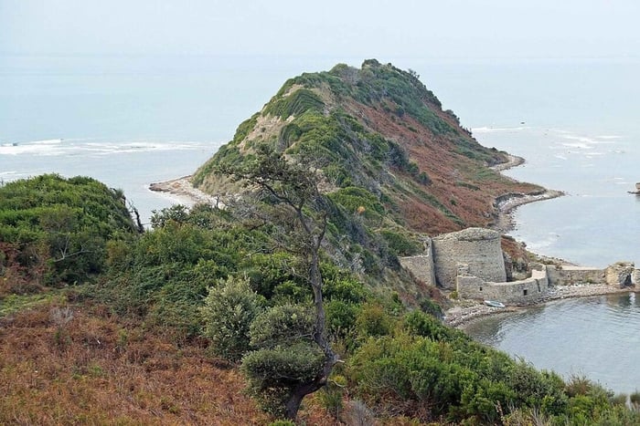 Capo Rodon e Castello di Scanderbeg: tour da Tirana