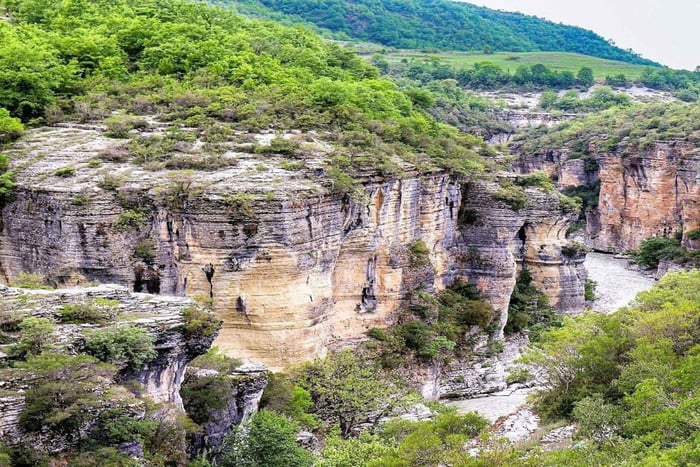 Da Tirana e Durazzo: Pëllumbas, Canyon di Erzen e Petrela