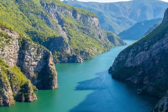 Da Tirana a Valbona con gita in barca sul lago di Koman
