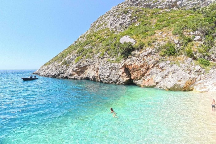 De Vlora: Excursão de barco à Baía de Grama e à Costa Verde