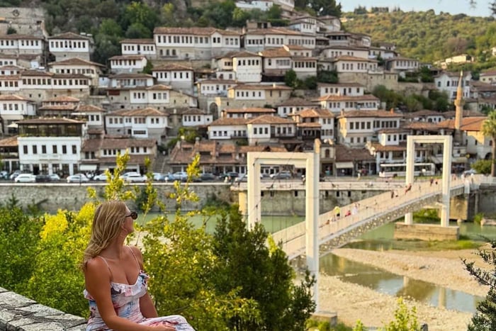 Da Valona: tour di 8 ore di Berat (UNESCO) e dell'antica Apollonia