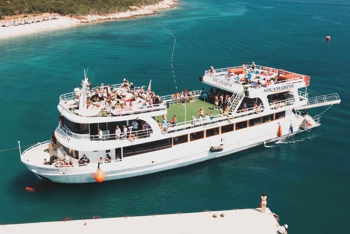 Passeio de barco de um dia inteiro: caverna de Haxhi Ali e ilha de Sazan