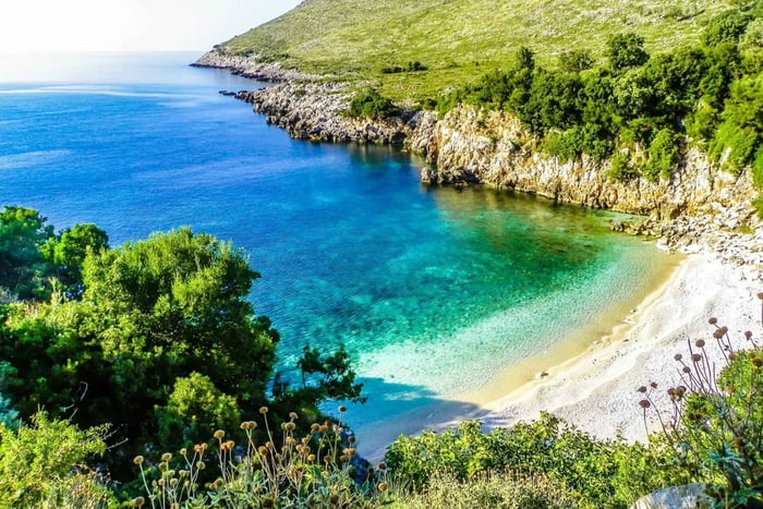 Golem: tour dell'isola di Sazan, della grotta di Haxhi Ali e di Karaburun