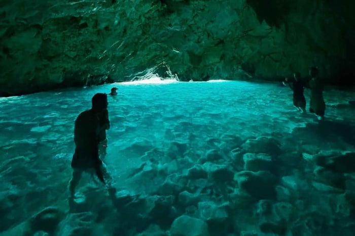 Båttur til Grama Bay og Blue Cave med snorkling (liten gruppe)