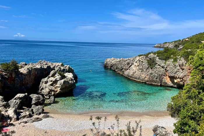 Himara: tour in barca completo alla Grotta Blu e alla Baia di Grama