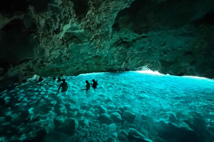 Himara: tour in motoscafo di lusso alla baia di Grama e alla Grotta Blu