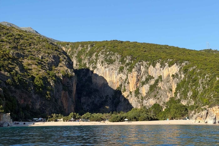 Himara: excursie met kleine groep naar Pirates Cave en verborgen zeegrotten
