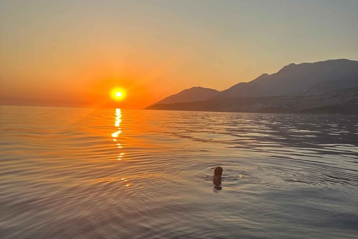 Himara: Rejs wycieczkowy o zachodzie słońca, muzyka, pływanie i przystanki na snorkeling