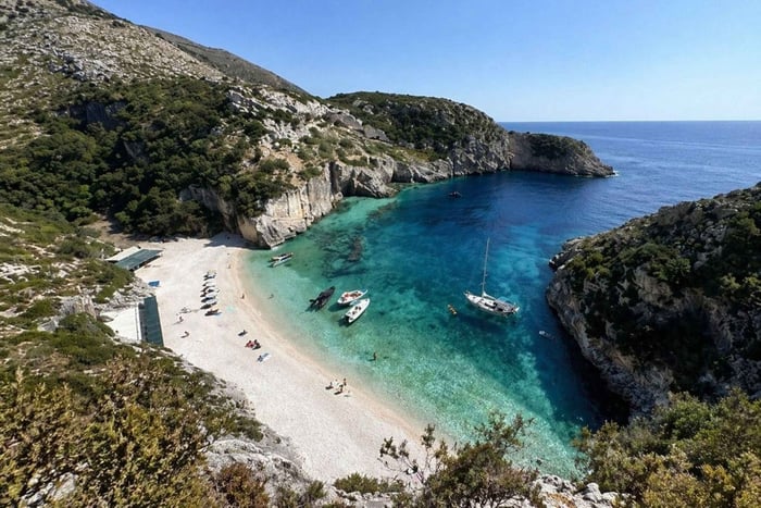 Himarë: avventura di 2 ore e 30 minuti tra grotte segrete e acque cristalline