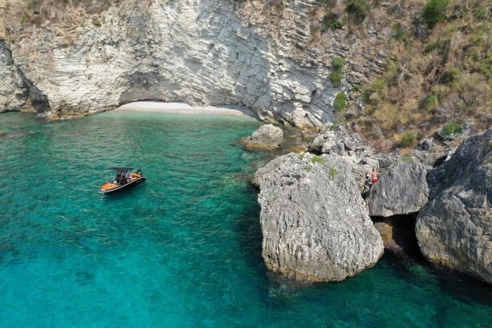 Himarë: tour privato in barca della Riviera albanese con snorkeling
