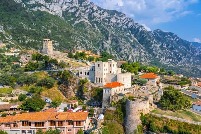 Escursione a Krujë e Sari Salltik con pasto completo a base di zgare da Tirana