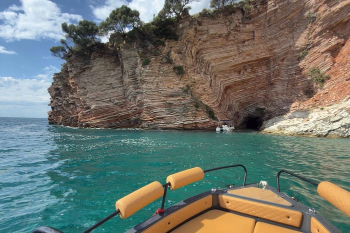 Ksamil: Grotta dei piccioni e tour in barca con 5 destinazioni (piccolo gruppo)