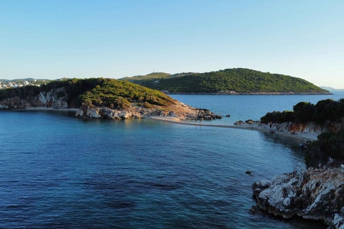 Motoscafo a Ksamil: viaggio di 4 ore (10 destinazioni) con bevande