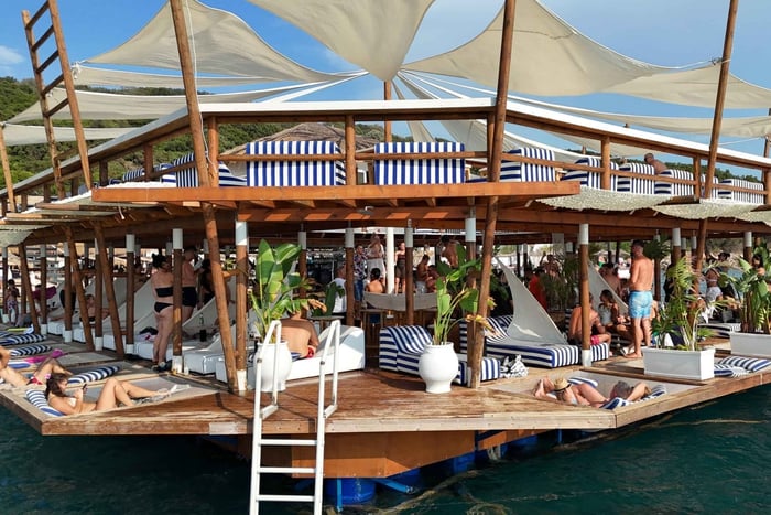 Bar Flutuante ORKA SouthCoast – Experiência Exclusiva com Passe de 1 Dia