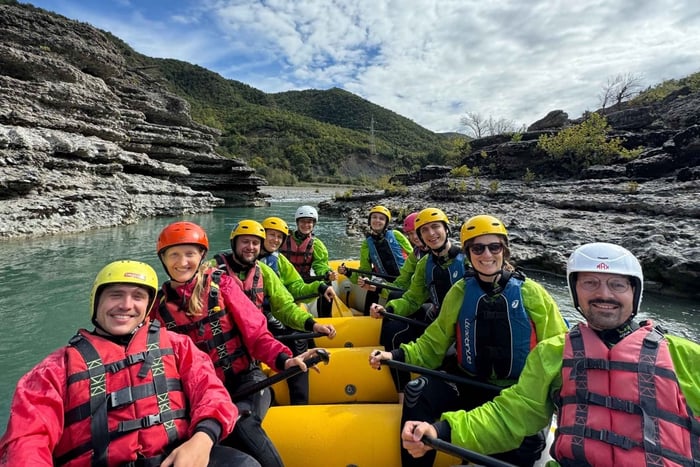 Permet: rafting privato sul fiume Vjosa/salti dalla scogliera con prelievo in hotel