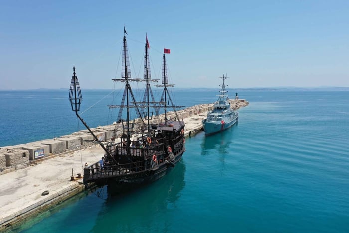 Tour in barca pirata all'isola di Sazan, a Karaburun e alla grotta dei pirati