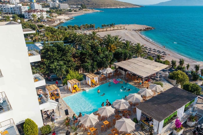 Impreza przy basenie w Mercury Saranda