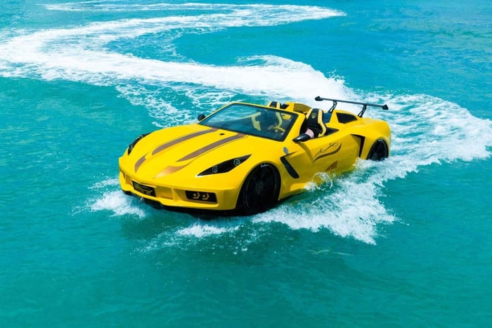 Fahrt entlang der Küste von Ksamil: Rasante Fahrt im Ferrari-Jetcar