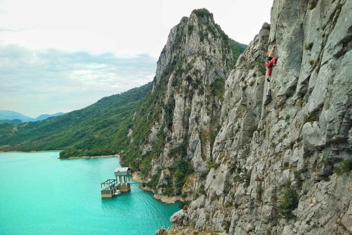 Escalada em rocha em Tirana, aventura nas montanhas