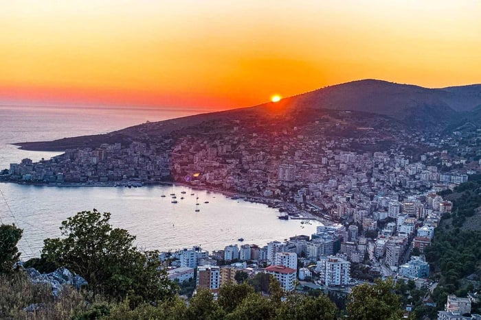 Saranda: serata albanese al Castello di Lëkurësi con cena e spettacolo
