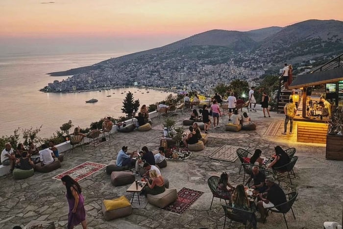 Tesoros ocultos de Saranda: puesta de sol en Lekursi, Ojo Azul y cata de vinos