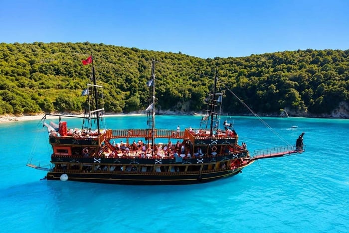 Saranda: tour in barca VIP Pashaj con schiuma party