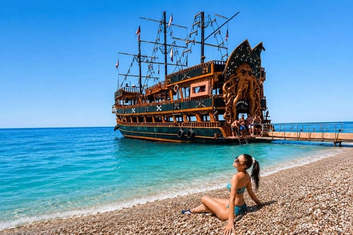 Saranda: crociera VIP sulla nave pirata Pashaj con musica e nuotata