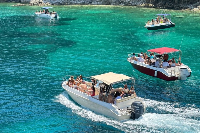 Sarandë: Tour in barca delle spiagge e delle grotte nascoste della costa ionica