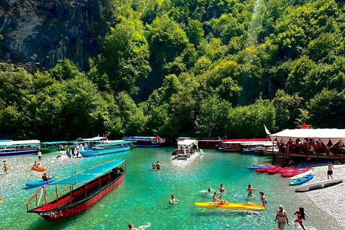 Aventura por el río Shala: crucero por el lago Koman