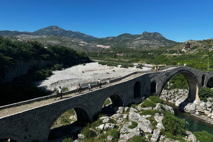 Shkoder: Guidad cykeltur med frukost och övernattning på campingplats