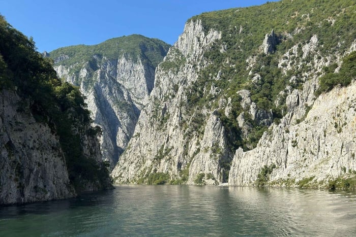Shkodër til Valbonë via Komani-innsjøen med ferge og buss