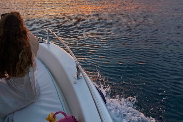 Zonsondergangzeilen naar de Ksamil-eilanden met fruit en drankjes