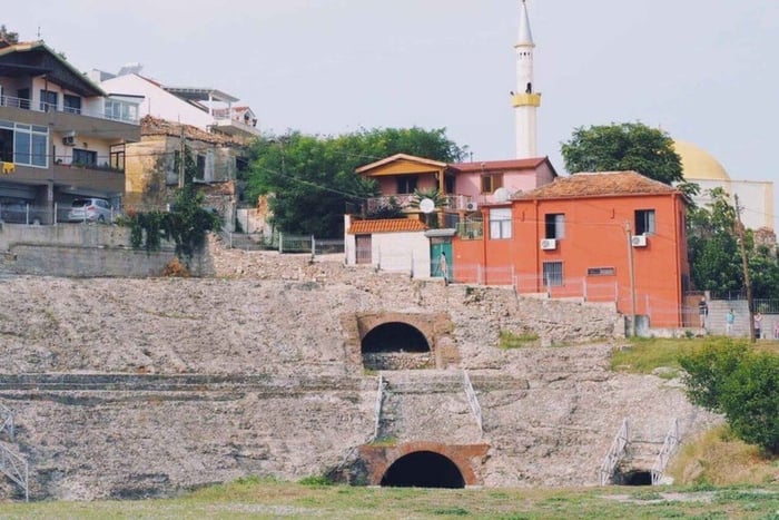 „Miasto, w którym morze obmywa starożytność” – wycieczka piesza po Durrësie