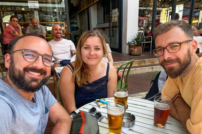 'Tirana After Dark: Visita à vida nocturna e bebidas locais'